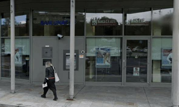 https://www.quotidianopiemontese.it/wp-content/uploads/2025/07/bancomat-banca-dasti-cirie-da-google-streetview-590x354.png