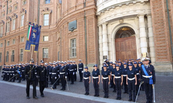 https://www.quotidianopiemontese.it/wp-content/uploads/2025/07/nuovi-agenti-polizia-municipale-590x354.jpg