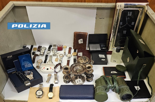 https://www.quotidianopiemontese.it/wp-content/uploads/2025/08/polizia-furto.png