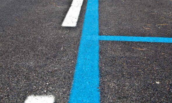 https://www.quotidianopiemontese.it/wp-content/uploads/2025/08/strisce-blu-a-torino-590x354.jpeg