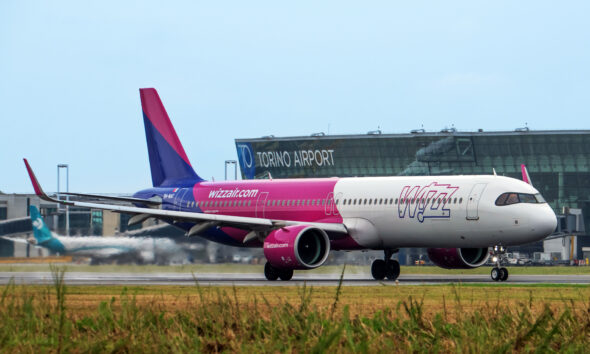 https://www.quotidianopiemontese.it/wp-content/uploads/2025/08/wizz-air-590x354.jpg