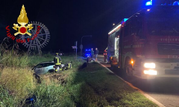 Paura a Livorno Ferraris: auto fuori strada finisce nella scarpata, due persone soccorse