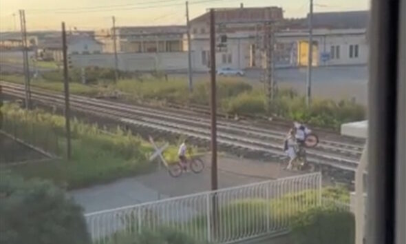 Un video mostra ragazzini in bici che attraversano i binari della Torino-Milano a Vercelli passando da un buco