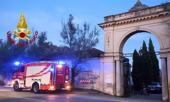 Paracadutista atterra nel cimitero di Vercelli: soccorsa dai Vigili del Fuoco