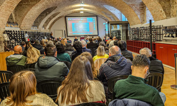 https://www.quotidianopiemontese.it/wp-content/uploads/2025/11/Presentazione-BaroloAnnata2021_-590x354.jpg