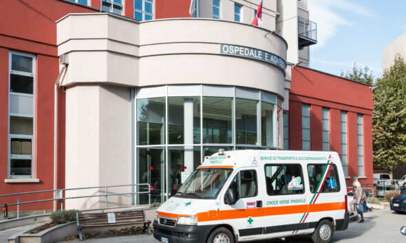 https://www.quotidianopiemontese.it/wp-content/uploads/2025/12/ASL-ambulanza-ospedale-pinerolo-590x354.jpg