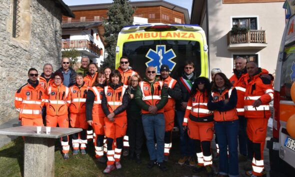 https://www.quotidianopiemontese.it/wp-content/uploads/2025/12/Inaugurazione-ambulanza-Pubblica-Assistenza-Sauze3-590x354.jpg