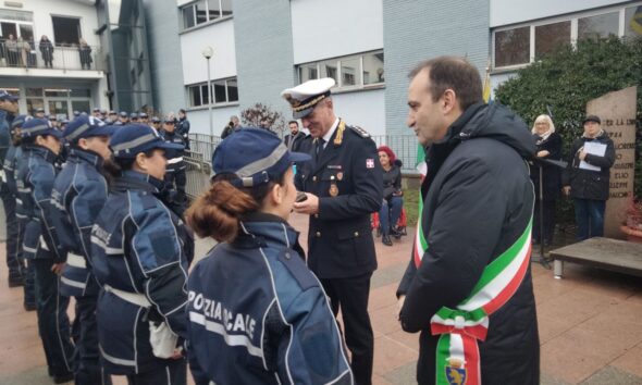 https://www.quotidianopiemontese.it/wp-content/uploads/2025/12/consegna-distintivi-polizia-locale-qp-590x354.jpg
