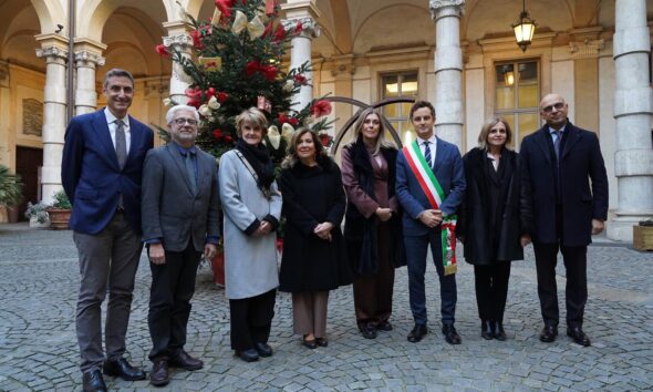 https://www.quotidianopiemontese.it/wp-content/uploads/2025/12/foto-di-gruppo-cortile-del-Rettorato-590x354.jpeg