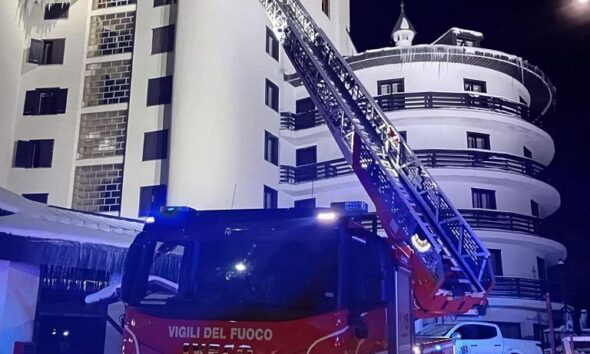 https://www.quotidianopiemontese.it/wp-content/uploads/2025/12/incendio-sestriere-grand-hotel-590x354.jpeg