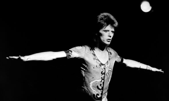 https://www.quotidianopiemontese.it/wp-content/uploads/2026/01/David-Bowie©KevinCummins_2-590x354.jpg
