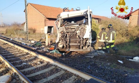 https://www.quotidianopiemontese.it/wp-content/uploads/2026/01/Incidente-ferroviario-chivasso-treno-camion-590x354.jpeg
