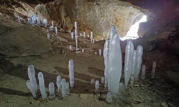 https://www.quotidianopiemontese.it/wp-content/uploads/2026/02/stalagmiti-ghiaccio-monviso-3-590x354.jpg
