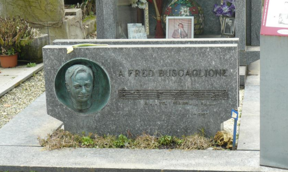 https://www.quotidianopiemontese.it/wp-content/uploads/2026/03/fred-buscaglione-monumento-funebre-tomba-590x354.png