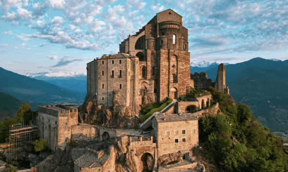 https://www.quotidianopiemontese.it/wp-content/uploads/2026/04/Sacra-di-San-Michele-SantAmbrogio-di-Torino-Federico-Milesi-CC-BY-SA-4.0-1-590x354.png