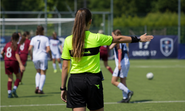 https://www.quotidianopiemontese.it/wp-content/uploads/2026/04/arbitra-donna-calcio-qp-ai-590x354.png