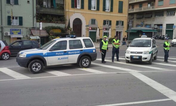 https://www.quotidianopiemontese.it/wp-content/uploads/2026/04/polizia-municipale-alassio-590x354.jpg