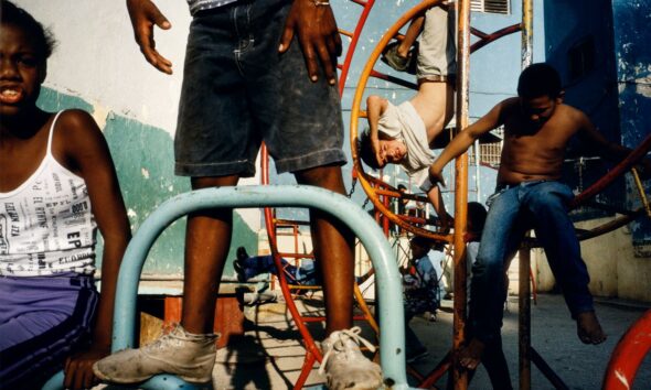 https://www.quotidianopiemontese.it/wp-content/uploads/2026/05/Alessia-Paladini-Gallery_Alex-Webb-Children-playing-in-a-playground.-Havana-Cuba-2000-Stampa-digitale-type-C-Crystal-Archive-dibond-Cm.-70-x-47-su-carta-cm.-86-x-63-590x354.jpeg