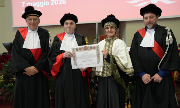 https://www.quotidianopiemontese.it/wp-content/uploads/2026/05/Consegna-pergamena-Dottorato_Dasx_Graziani_.Weissman_Prandi_Terreno-590x354.jpg
