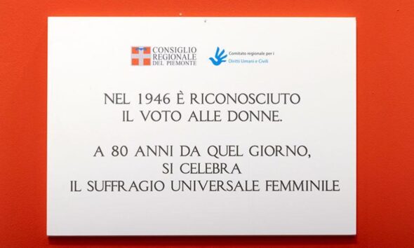 https://www.quotidianopiemontese.it/wp-content/uploads/2026/05/Inaugurazione-targa-Diritti-Umani-e-civili-870x580-1-590x354.jpg