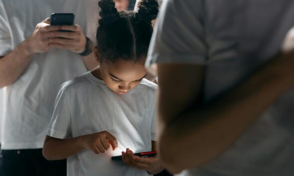 https://www.quotidianopiemontese.it/wp-content/uploads/2026/05/bambina-al-telefono-590x354.jpeg