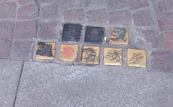 https://www.quotidianopiemontese.it/wp-content/uploads/2026/05/pietre-inciampo-vandalizzate-torino-572x354.jpeg