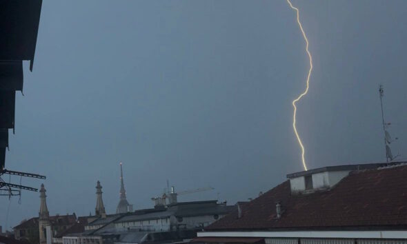 https://www.quotidianopiemontese.it/wp-content/uploads/2026/06/fulmine-temporale-lampo-qp-590x354.jpg