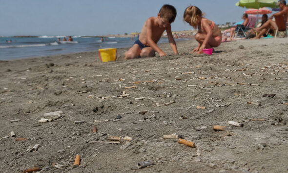 https://www.quotidianopiemontese.it/wp-content/uploads/2026/06/mozziconi-di-sigaretta-in-spiaggia-plastic-free-590x354.jpg