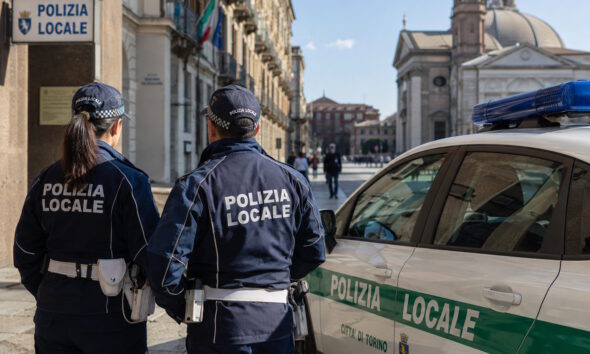 https://www.quotidianopiemontese.it/wp-content/uploads/2026/06/polizia-locale-qp-ai-590x354.jpg