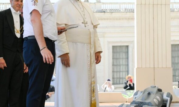 https://www.quotidianopiemontese.it/wp-content/uploads/2026/06/robot-papa-e1780505341674-590x354.jpg