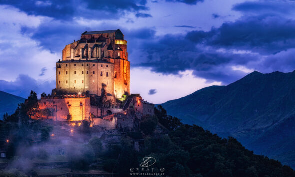 https://www.quotidianopiemontese.it/wp-content/uploads/2026/06/sacra-di-san-michele-notte-590x354.jpeg