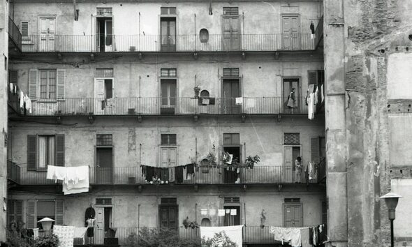 https://www.quotidianopiemontese.it/wp-content/uploads/2026/07/960px-Paolo_Monti_-Casa-di-ringhiera-Milano-590x354.jpg