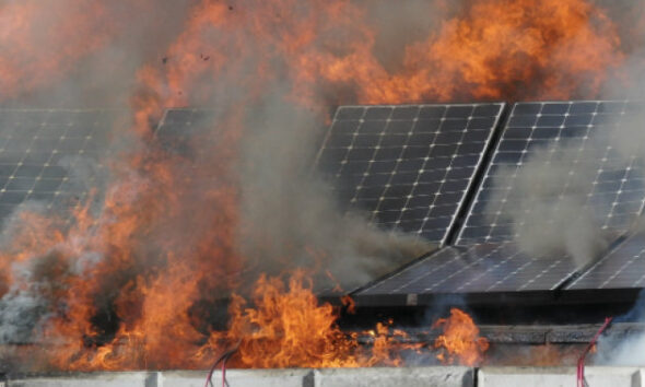 https://www.quotidianopiemontese.it/wp-content/uploads/2026/07/UL_fotovoltaico_incendio-590x354.jpg