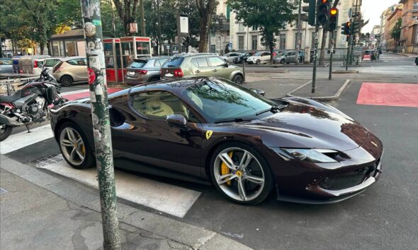https://www.quotidianopiemontese.it/wp-content/uploads/2026/07/ferrari-parcheggiata-strisce-torino-590x354.jpg