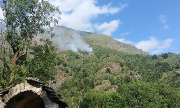 https://www.quotidianopiemontese.it/wp-content/uploads/2026/07/incendio-a-traversella-590x354.jpg