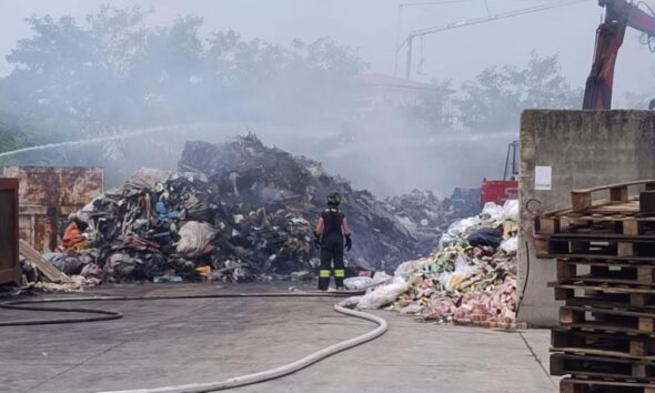 https://www.quotidianopiemontese.it/wp-content/uploads/2026/07/incendio-orbassano-590x354.jpeg