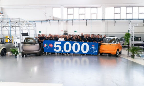 https://www.quotidianopiemontese.it/wp-content/uploads/2026/07/microlino-operai-5000-veicoli-prodotti-590x354.jpg