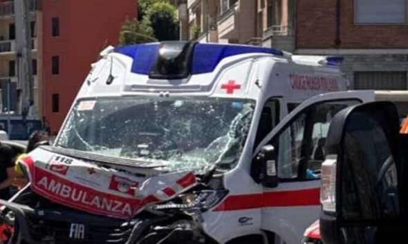 https://www.quotidianopiemontese.it/wp-content/uploads/2026/07/scontro-ambulanza-590x354.png