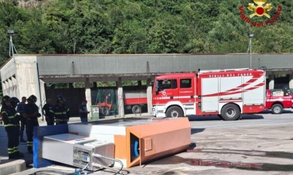 https://www.quotidianopiemontese.it/wp-content/uploads/2026/07/varzo-distributore-colonnina-tir-vigili-del-fuoco-590x354.jpg