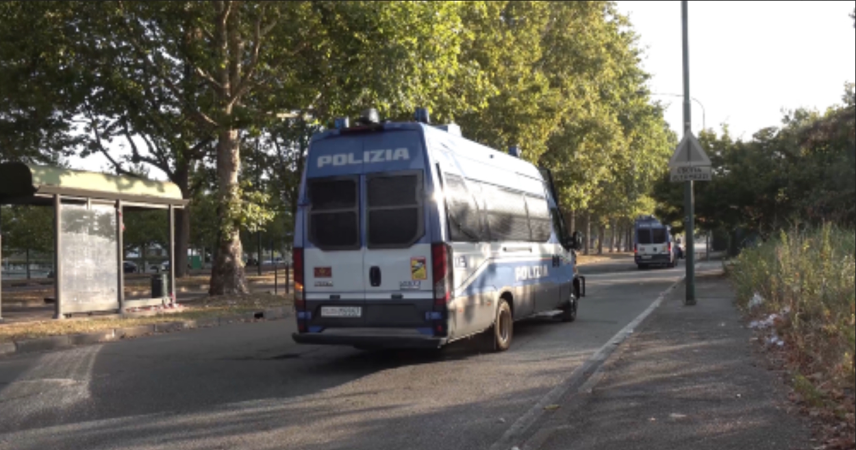 Polizia di Stato effettua un blitz nel campo nomadi di Mirafiori, sequestra auto e jammer, contrastando fenomeni di illegalità