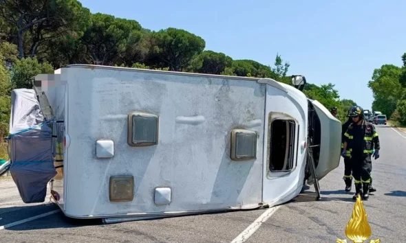 https://www.quotidianopiemontese.it/wp-content/uploads/2026/08/camper-ribaltato-repertorio-590x354.webp