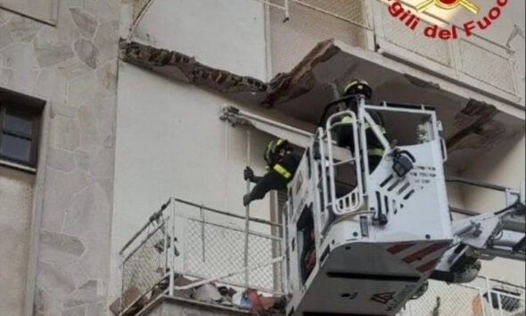 https://www.quotidianopiemontese.it/wp-content/uploads/2026/08/crollo-balcone-livorno-590x354.jpg