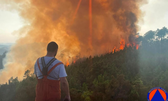 https://www.quotidianopiemontese.it/wp-content/uploads/2026/08/incendio-mornese-590x354.png