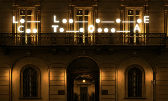 https://www.quotidianopiemontese.it/wp-content/uploads/2026/08/luce-dartista-decodificare-la-luce-via-san-francesco-da-paola-18-590x354.png
