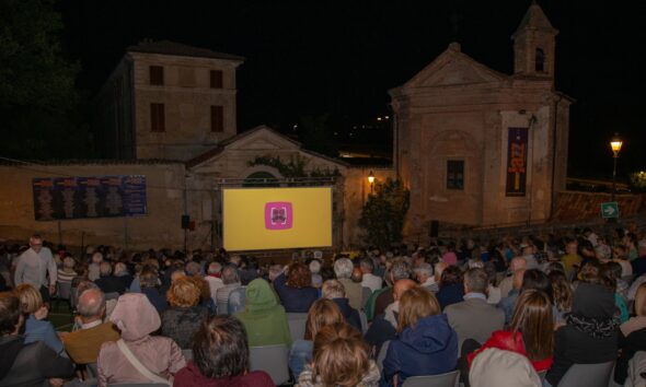 https://www.quotidianopiemontese.it/wp-content/uploads/2026/08/monforte-dalba-piemonte-documenteur-film-festival-590x354.jpg