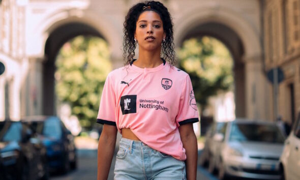 https://www.quotidianopiemontese.it/wp-content/uploads/2026/08/notts-county-maglia-rosa-juventus-590x354.jpg