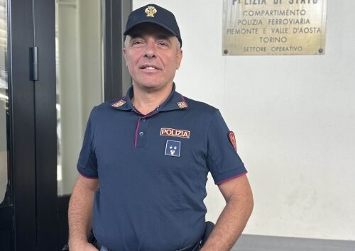 https://www.quotidianopiemontese.it/wp-content/uploads/2026/08/poliziotto-manovra-salvavita-500x354.jpg