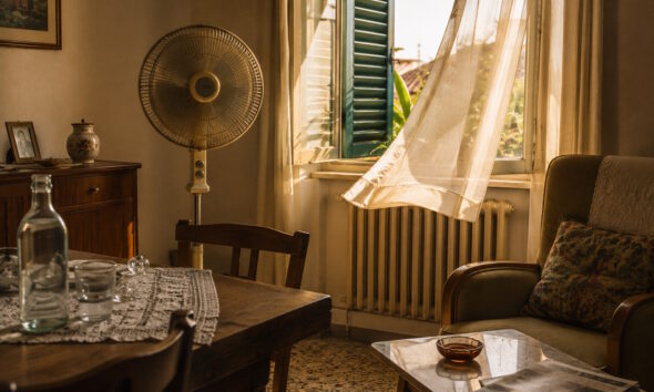 https://www.quotidianopiemontese.it/wp-content/uploads/2026/08/salotto-vintage-caldo-ventilatore-qp-ai-590x354.jpg