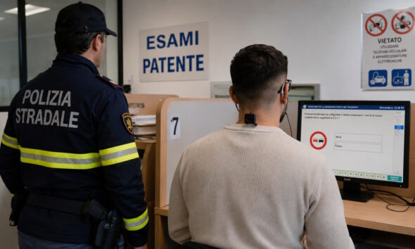 https://www.quotidianopiemontese.it/wp-content/uploads/2026/08/truffa-patente-qp-ai-590x354.jpg