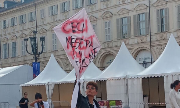 https://www.quotidianopiemontese.it/wp-content/uploads/2026/09/CECI-NEST-PAS-UN-DRONE-romina-di-forti-590x354.jpg